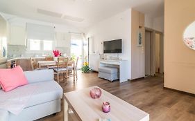 Sophia'S Comfortable Home With A Private Backyard